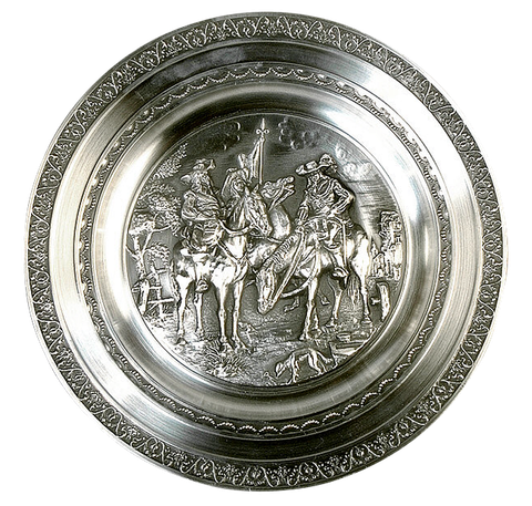 Assiette en argent ornée d'une scène en relief représentant des personnages à cheval dans un paysage.