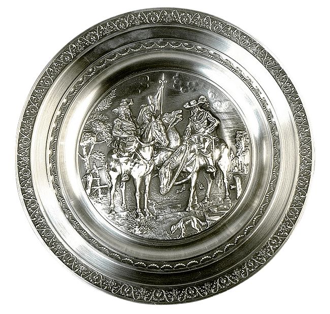 Assiette en argent ornée d'un bas-relief représentant des personnages à cheval, probablement des soldats, dans un contexte historique.