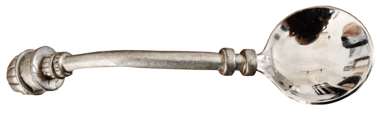 Cuillère en argent avec un manche décoratif.