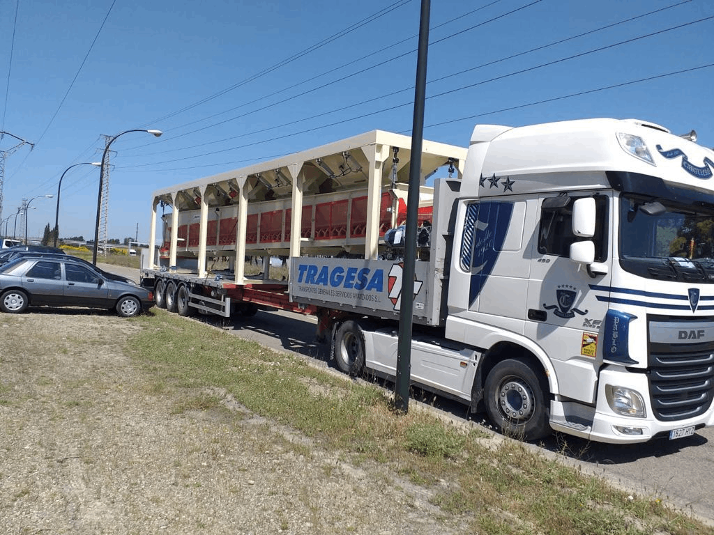 Un gran camión blanco está estacionado al costado de la carretera.