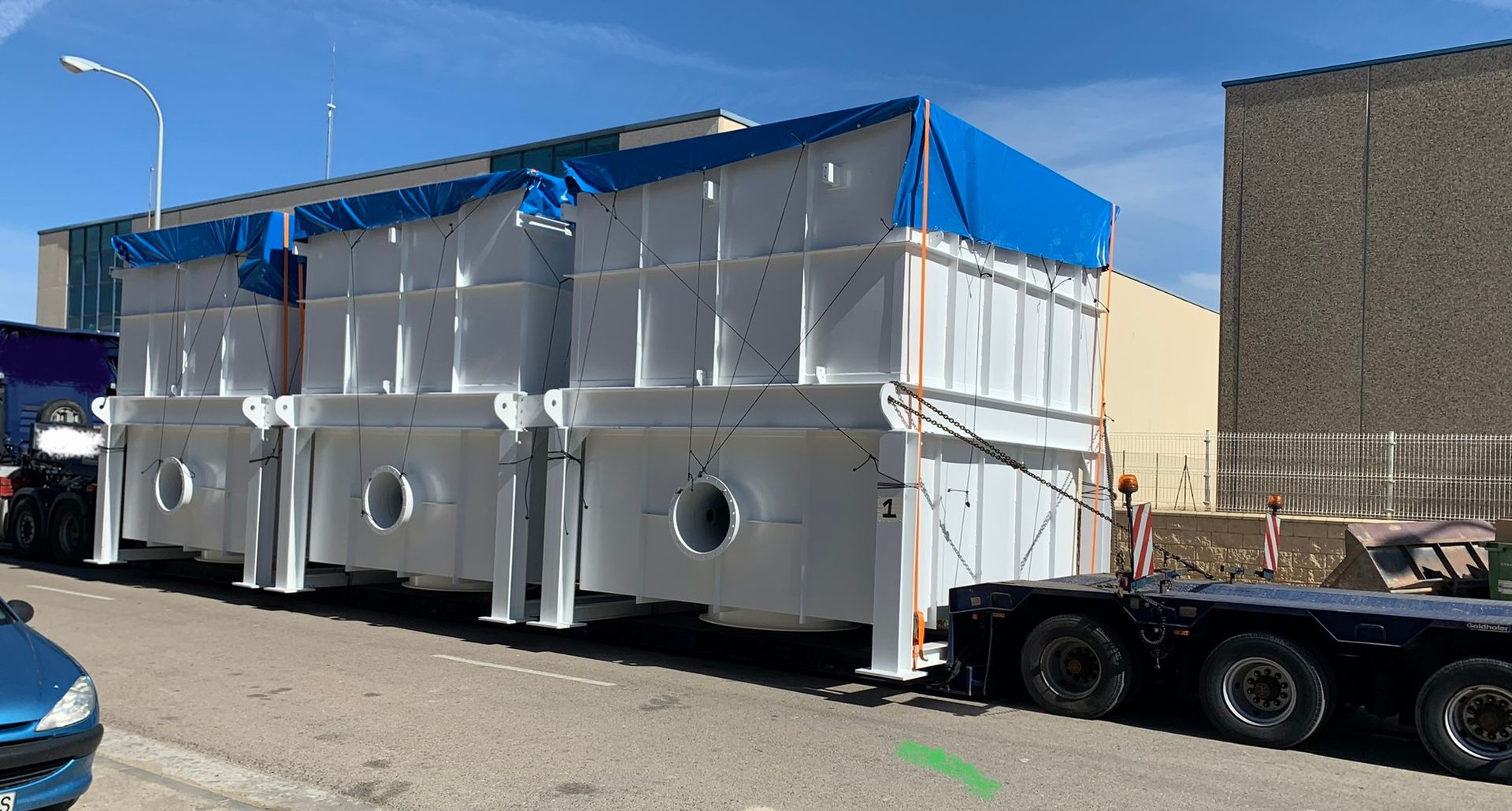 Un gran camión blanco está estacionado al costado de la carretera.