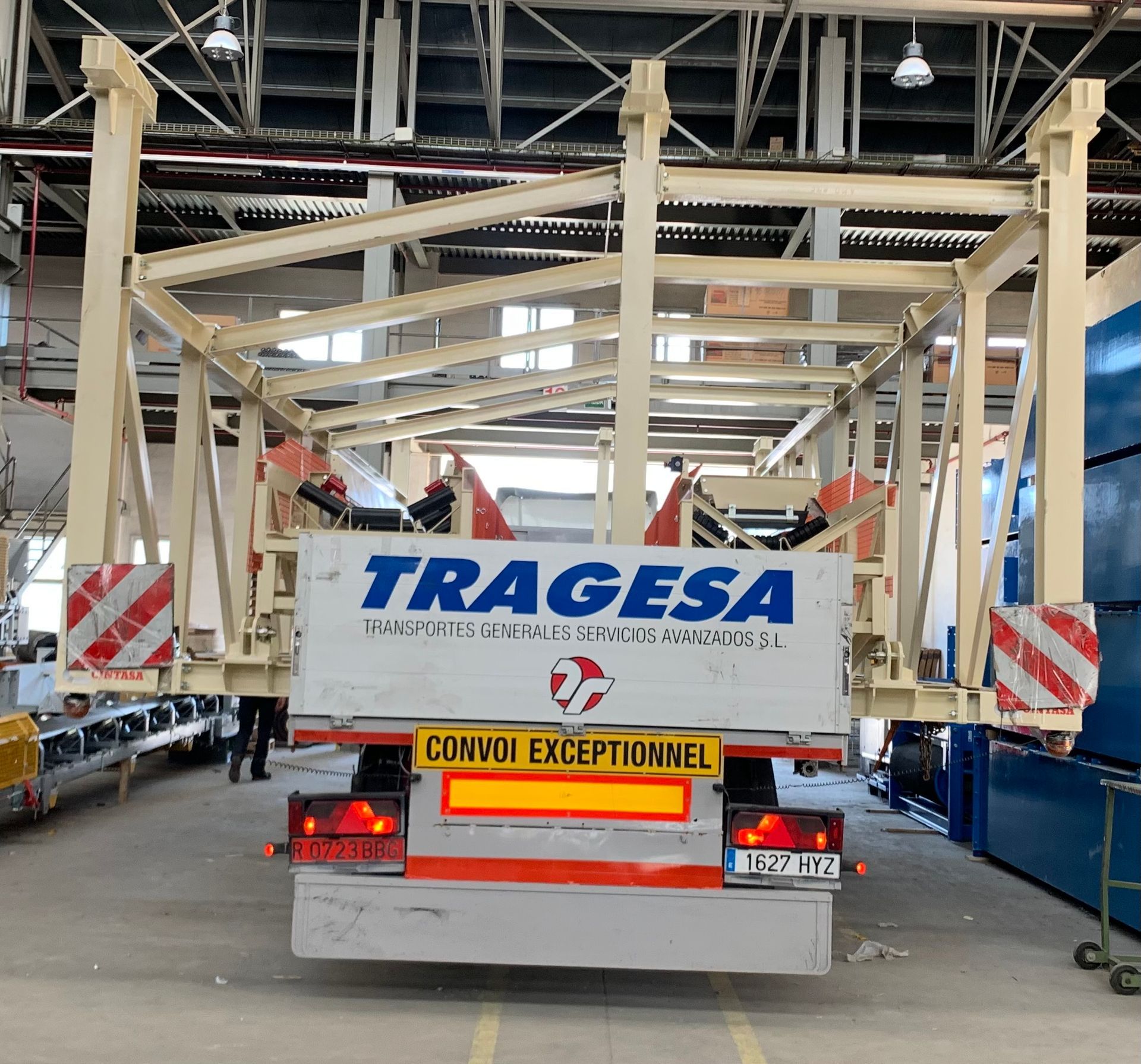 Un camión blanco con la palabra tragedia en la parte trasera