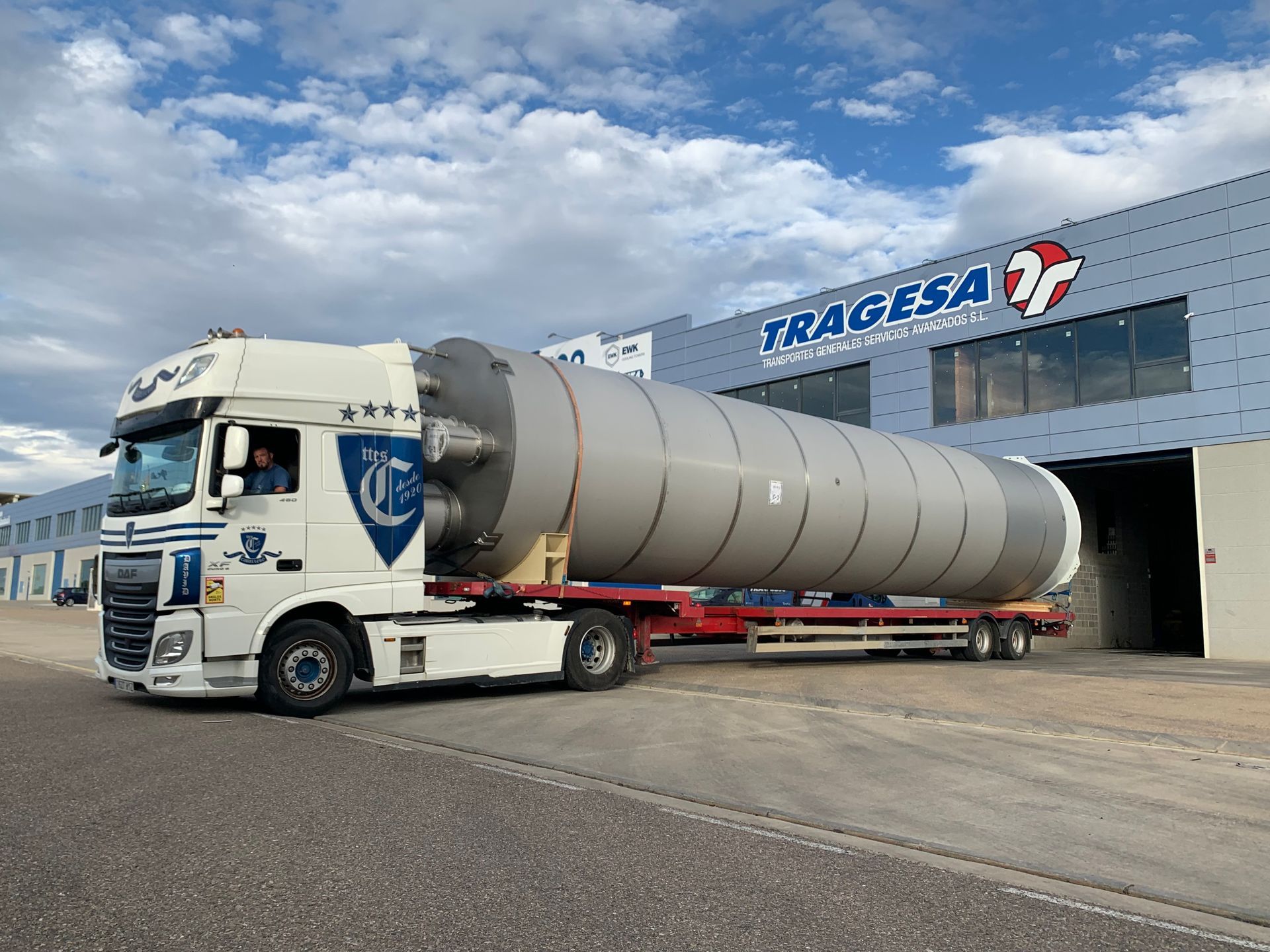 Un gran tanque de acero inoxidable está siendo transportado en un camión.