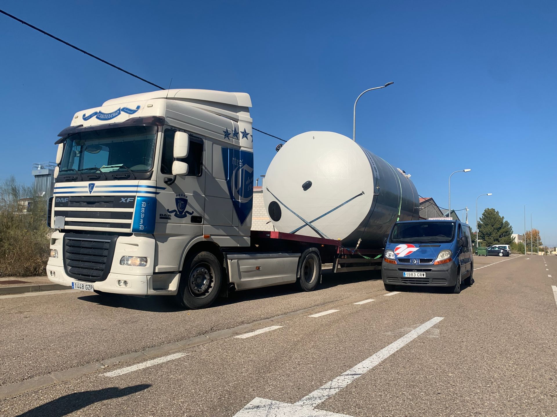 Un camión transporta un contenedor grande por una carretera.