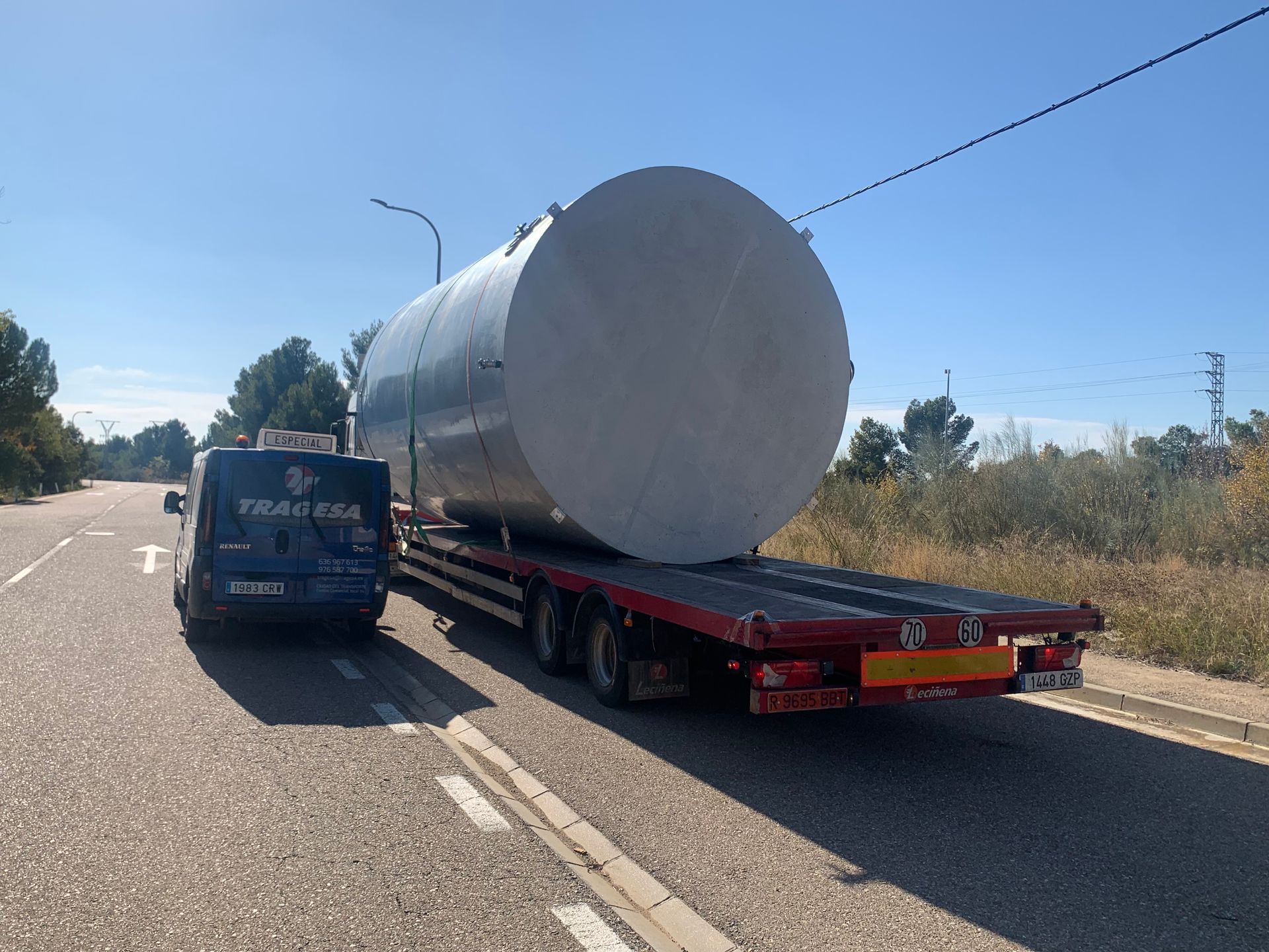 Se transporta un cilindro de gran tamaño en un camión de plataforma.