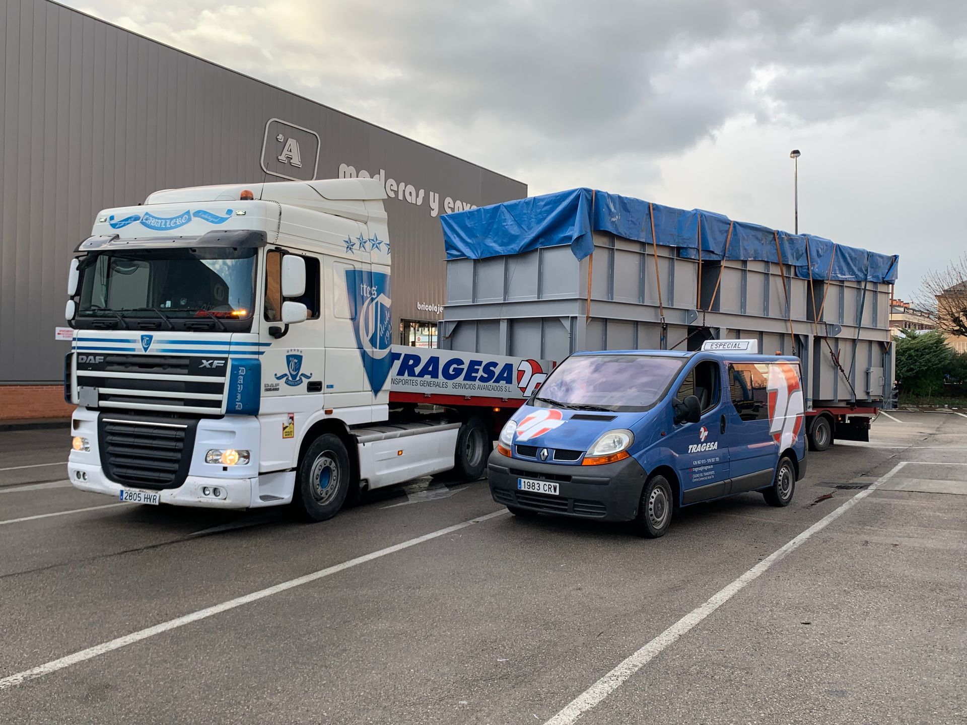 Un camión y una camioneta están estacionados en un estacionamiento.
