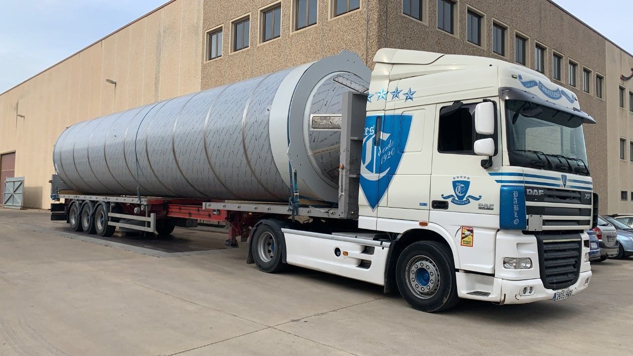 Un camión grande está estacionado frente a un edificio.