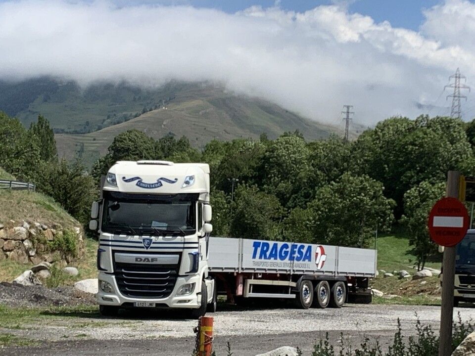 Un camión con la palabra tragedia en el costado.