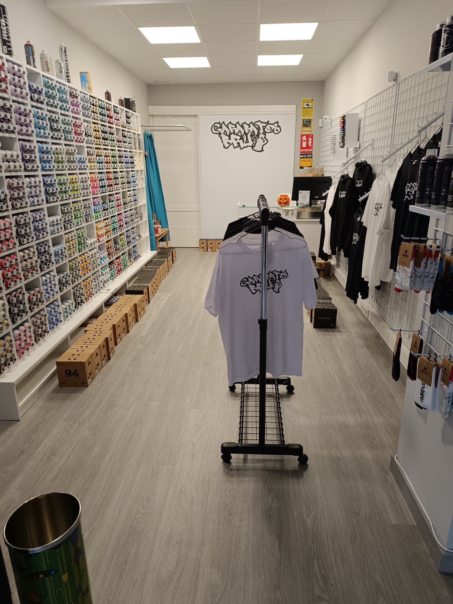 Una camiseta está colgada en un perchero en una tienda.