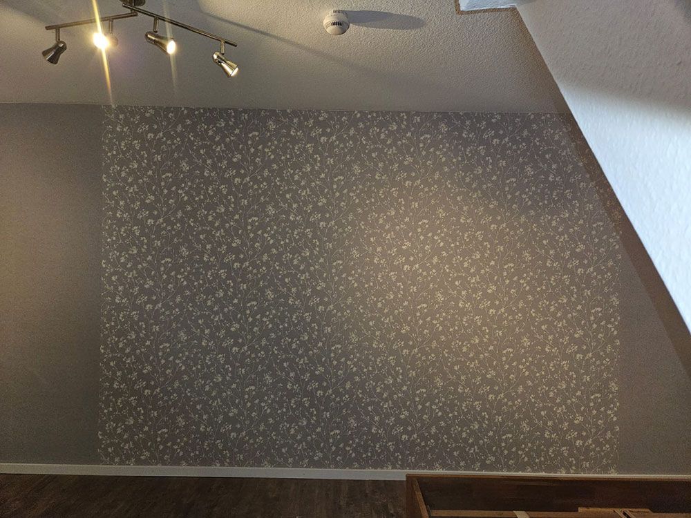 Ein Raum mit einer Wand, die ein Muster aufweist