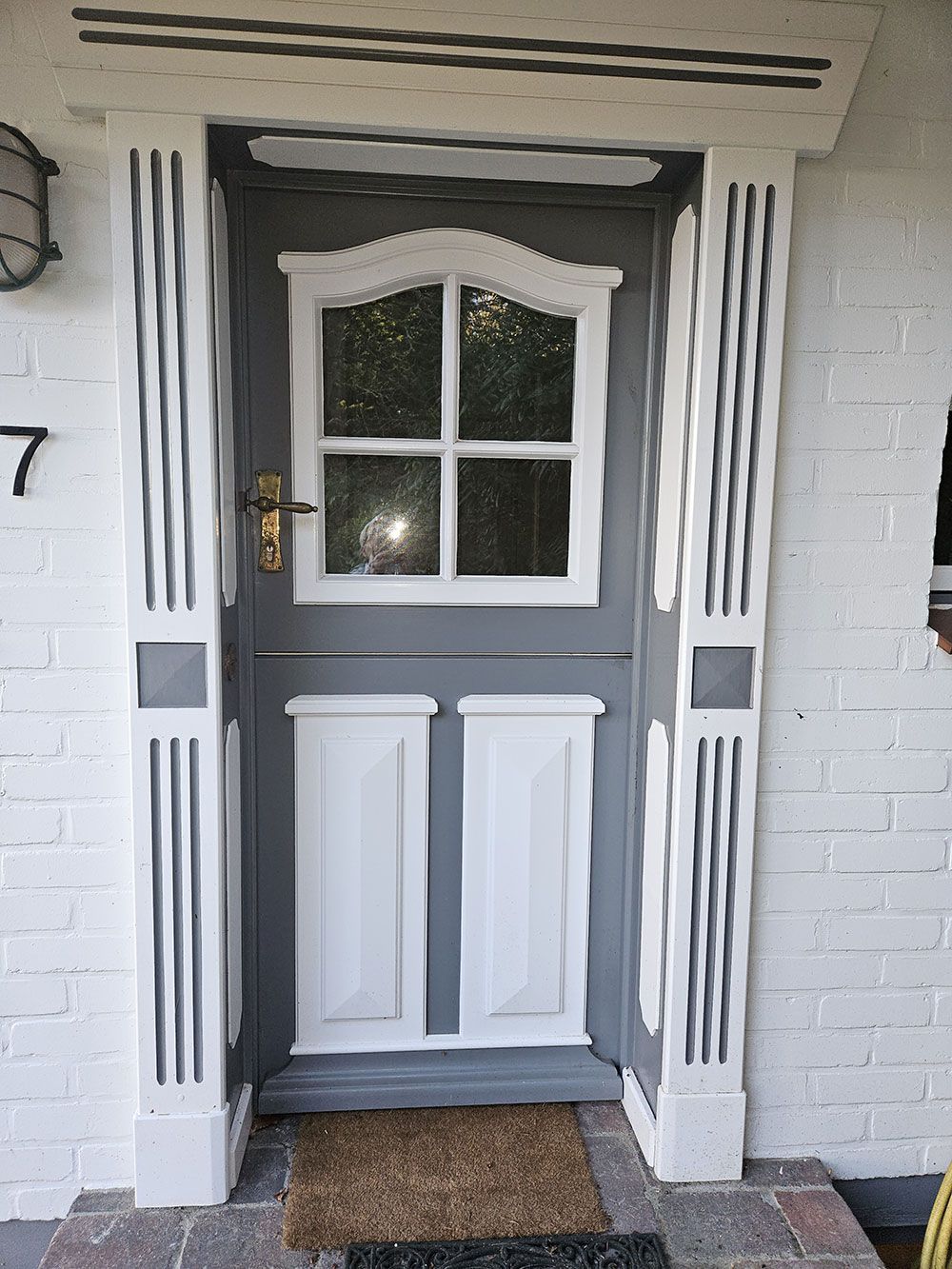 Die Haustür eines Hauses mit der Nummer 7 darauf