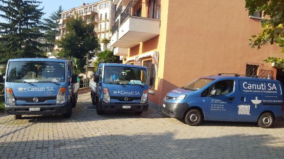 Canuti SA furgoncini blu nel parcheggio
