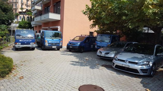 Canuti SA furgoncini blu nel parcheggio dell'impresa di riscaldamenti e sanitari