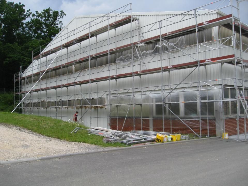 Malerbetrieb Blum GmbH & Co. KG, Gebäude mit Baugerüst