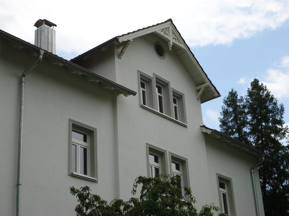 Malerbetrieb Blum GmbH & Co. KG, weißes Haus, Ansicht erster Stock und Dachgeschoß