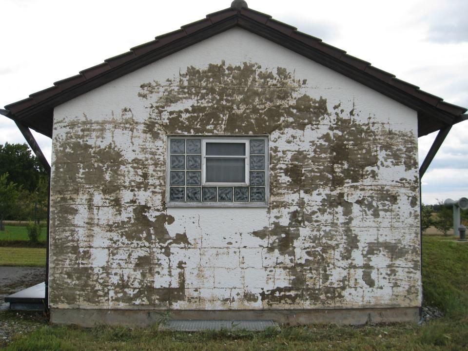 Malerbetrieb Blum GmbH & Co. KG, Haus mit beschädigter Außenwand