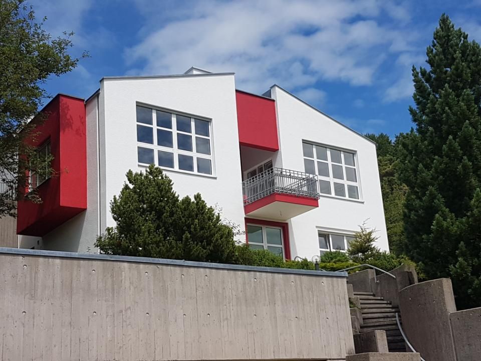 Malerbetrieb Blum GmbH & Co. KG, rot-weiße Hausfassade