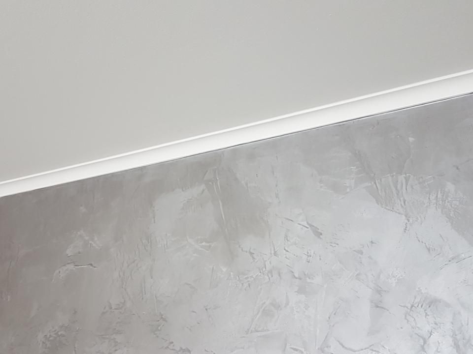 Malerbetrieb Blum GmbH & Co. KG, Zierprofil Decke, graue Wand