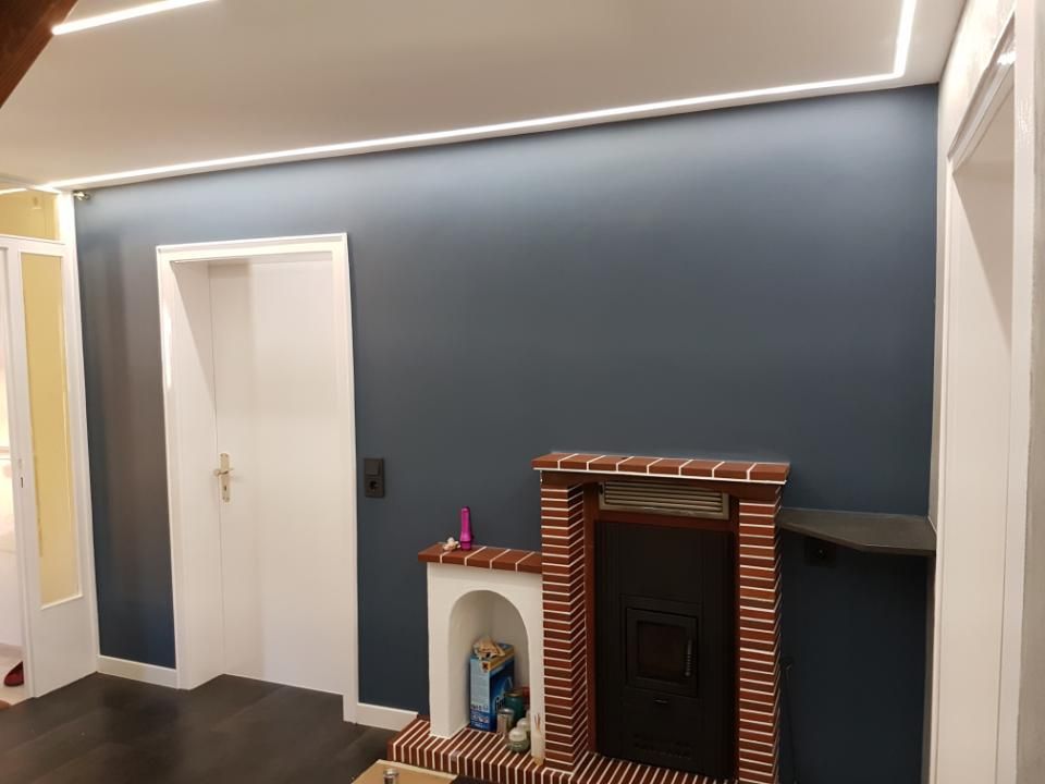Malerbetrieb Blum GmbH & Co. KG, blaue Wohnzimmerwand
