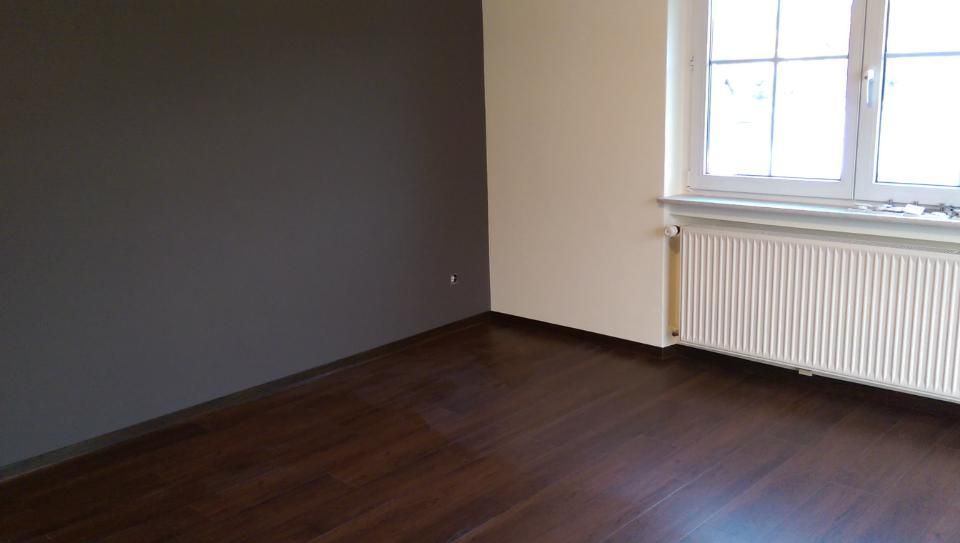 Malerbetrieb Blum GmbH & Co. KG, blaue Wand und brauner Bodenbelag