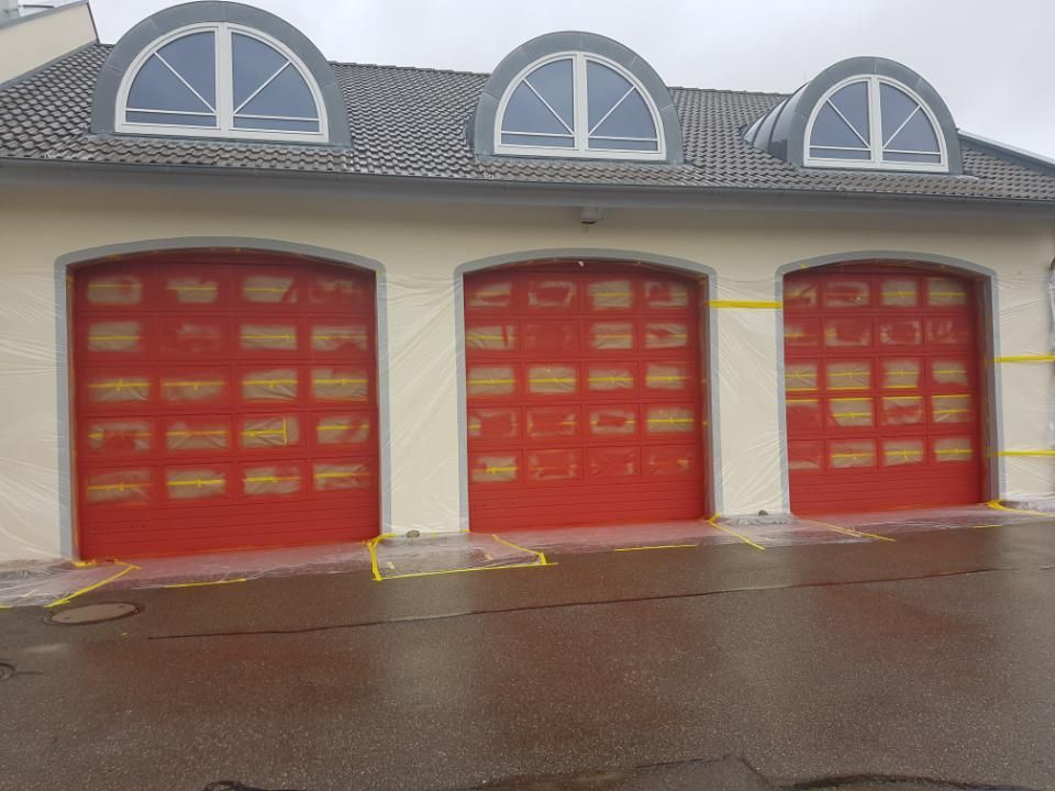 Malerbetrieb Blum GmbH & Co. KG, rot lackierte Garagentore
