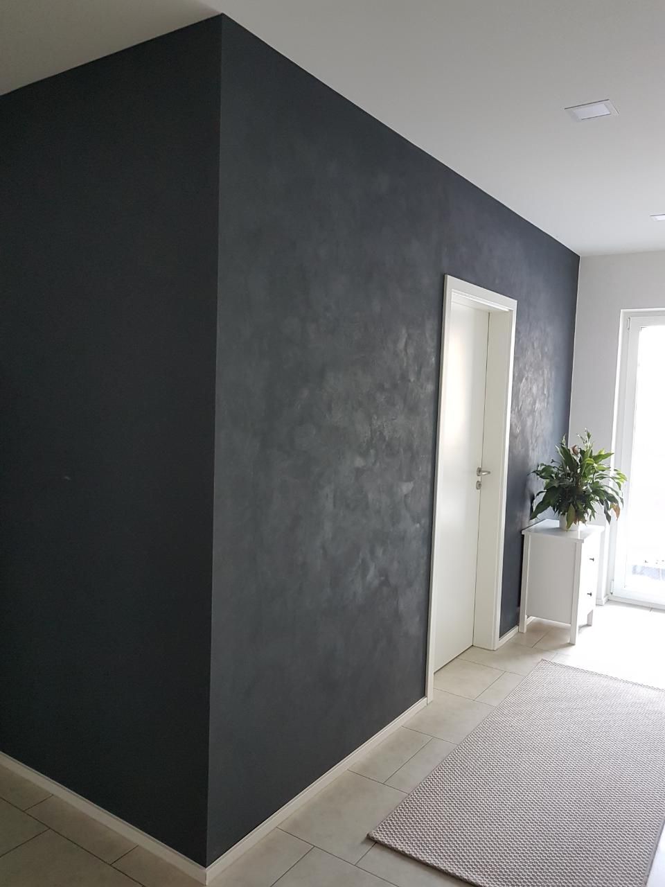 Malerbetrieb Blum GmbH & Co. KG, mit Sondertechnik behandelte braune Wand