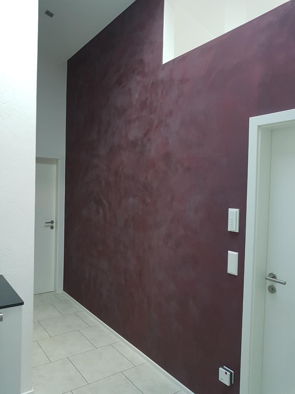 Malerbetrieb Blum GmbH & Co. KG, mit Sondertechnik behandelte rote Wand