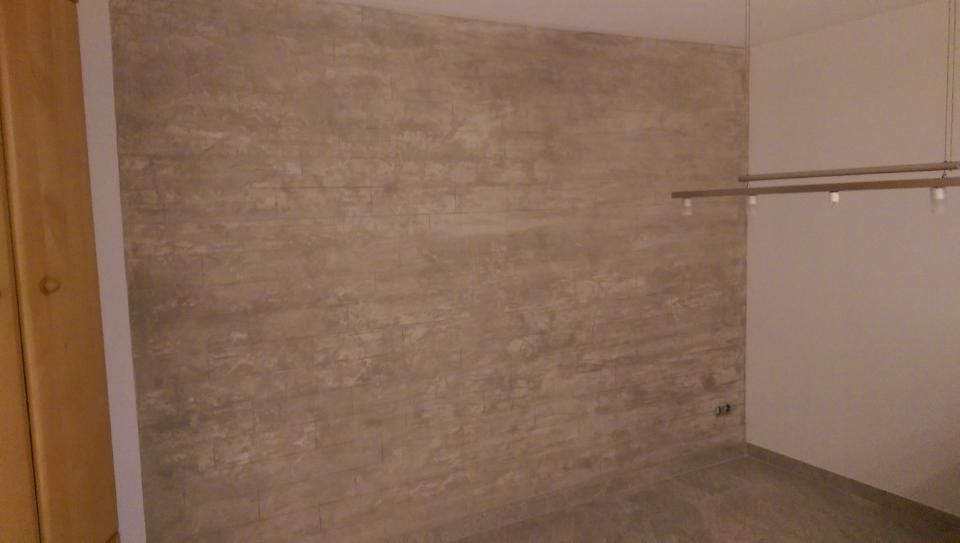 Malerbetrieb Blum GmbH & Co. KG, mit Sondertechnik behandelte graue Wand