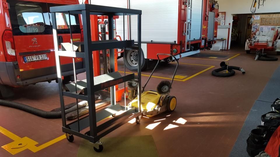Malerbetrieb Blum GmbH & Co. KG, Sicherheitsmarkierungen am Boden einer Feuerwehrgarage