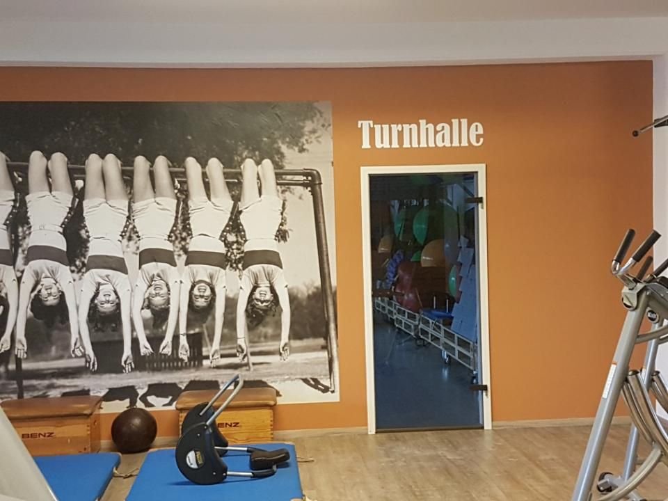 Malerbetrieb Blum GmbH & Co. KG, Schriftzug Turnhalle an Wand