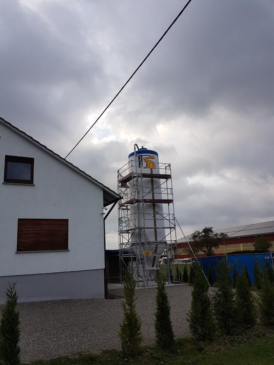 Malerbetrieb Blum GmbH & Co. KG, Arbeiten an einem Schriftzug an Silo