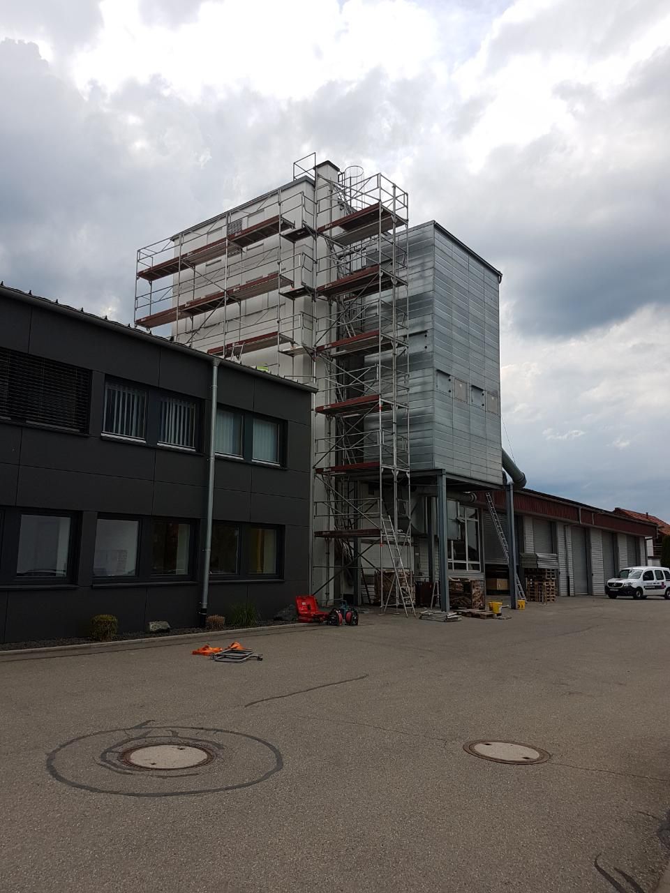 Malerbetrieb Blum GmbH & Co. KG, Haus mit Gerüst