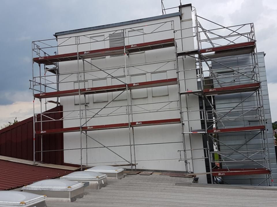 Malerbetrieb Blum GmbH & Co. KG, Seitenansicht Gebäude mit Gerüst