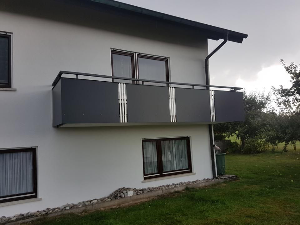 Malerbetrieb Blum GmbH & Co. KG, Balkon-Brüstungsplatten Beispiel