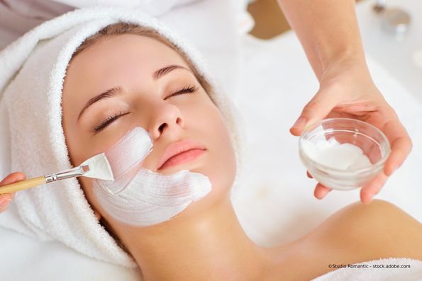 Frau mit Gesichtsmaske