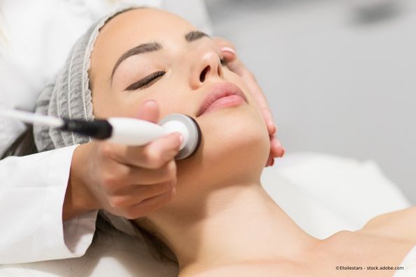 Frau erhält Gesichtsbehandlung