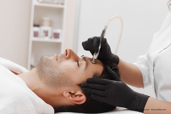 Mann erhält Gesichtsbehandlung