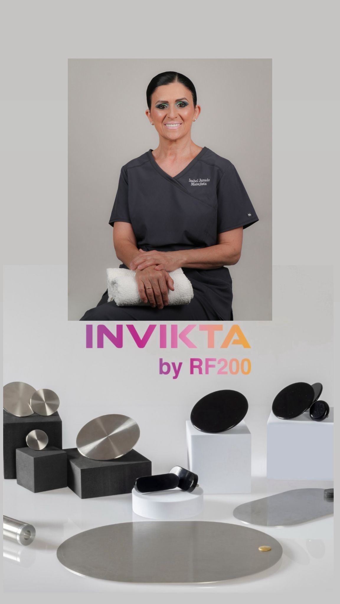 Mujer con bata médica sosteniendo un objeto, productos etiquetados como 