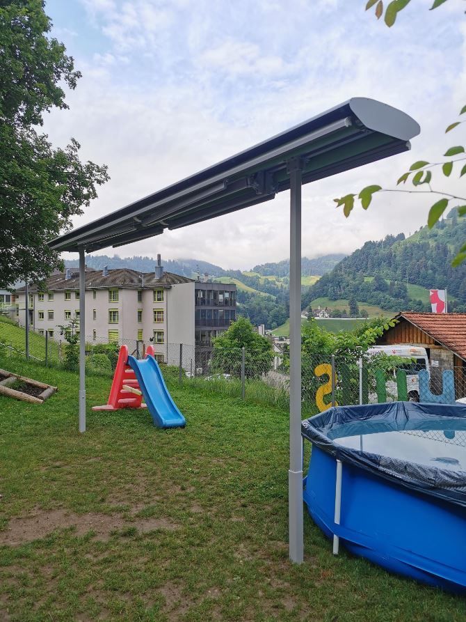 Garten mit Spielzeug