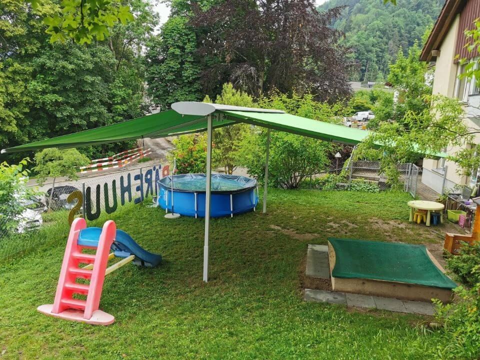 Garten mit Spielzeug