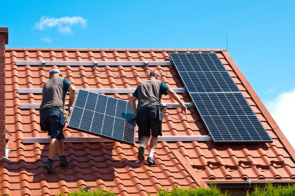 Solaranlage wird auf Dach installiert