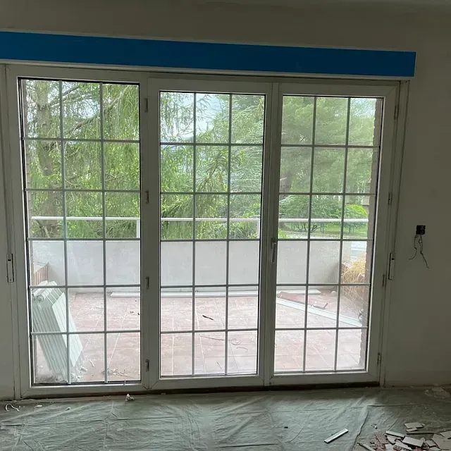 Una habitación con una puerta corrediza de vidrio que conduce a un balcón.