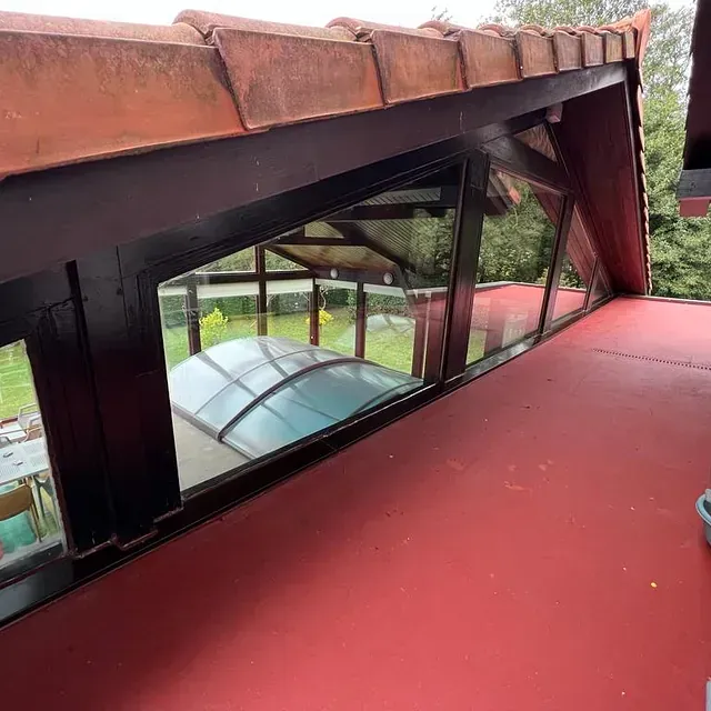 Un techo rojo con una gran ventana.