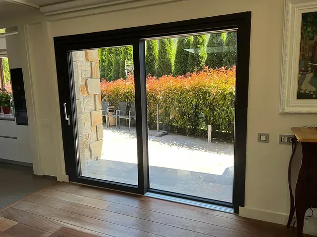 Una sala de estar con una puerta corrediza de vidrio que conduce a un patio.