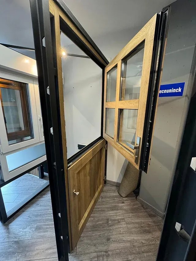 Una habitación con una puerta de madera y una puerta de cristal.
