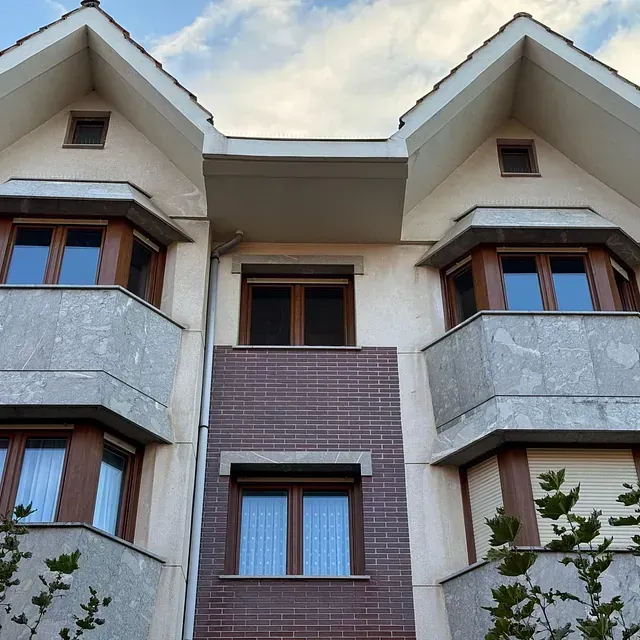 Un edificio con un techo que tiene un triángulo encima