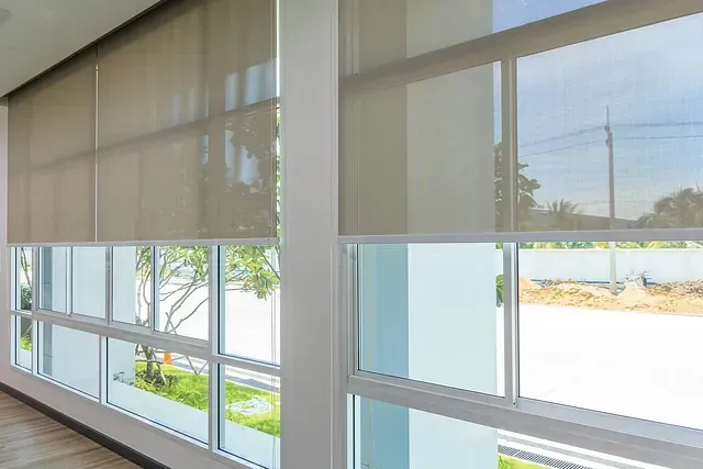 Una habitación con muchas ventanas y persianas.
