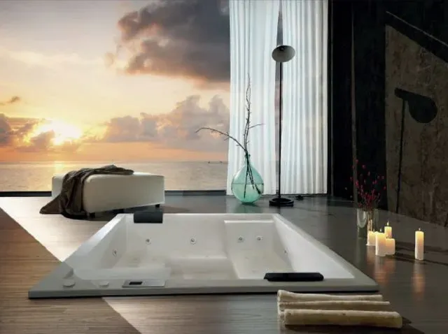 Una bañera en un baño con vista al mar