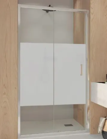 Un baño con puerta de ducha corrediza de cristal y lavabo.