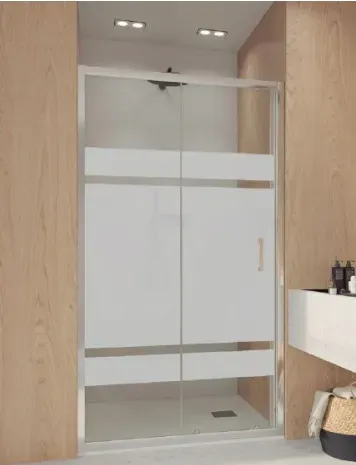Un baño con una puerta de ducha corrediza de cristal.